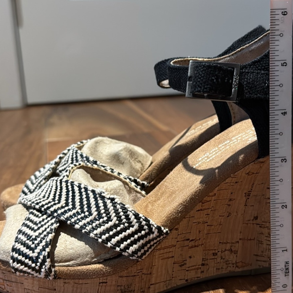 Tom’s wedge Size 6.5